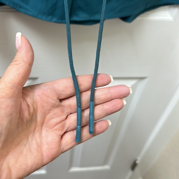 LIKE NEW! Athleta Levitate Poplin Tank - Picture 11 of 14